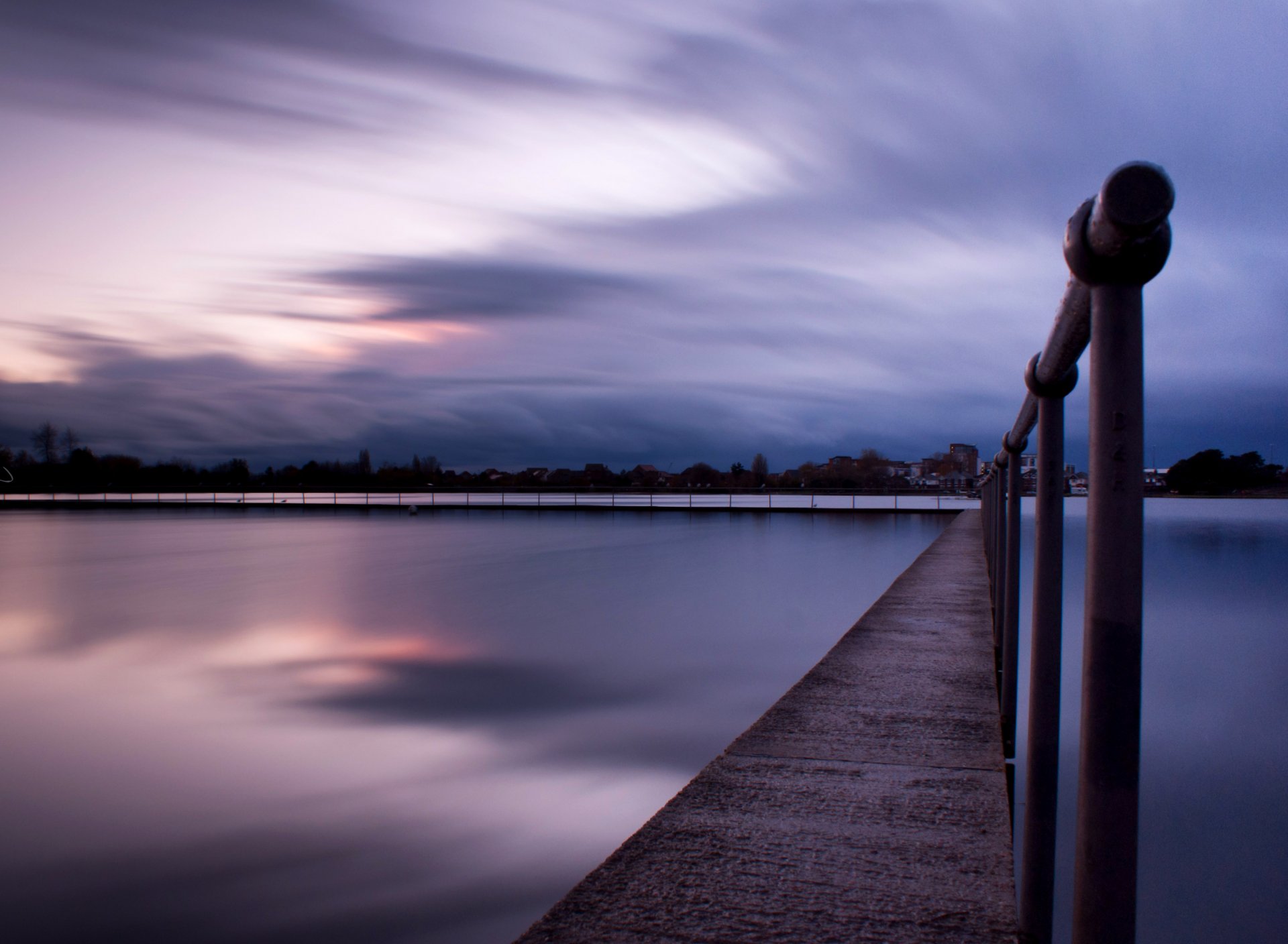 royaume-uni angleterre ville soir coucher de soleil ciel nuages plage balustrade lac eau surface réflexion