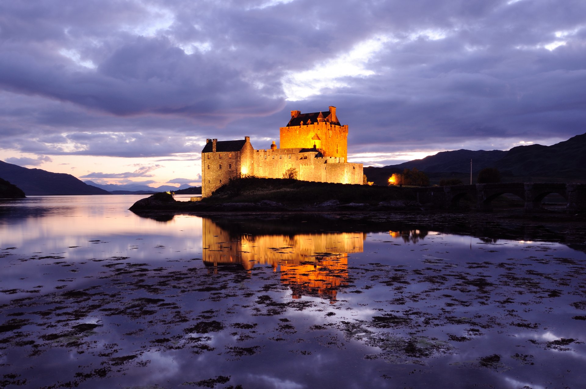 reino unido escocia castillo fortaleza luz de fondo lila noche cielo nubes puente estanque agua reflexión