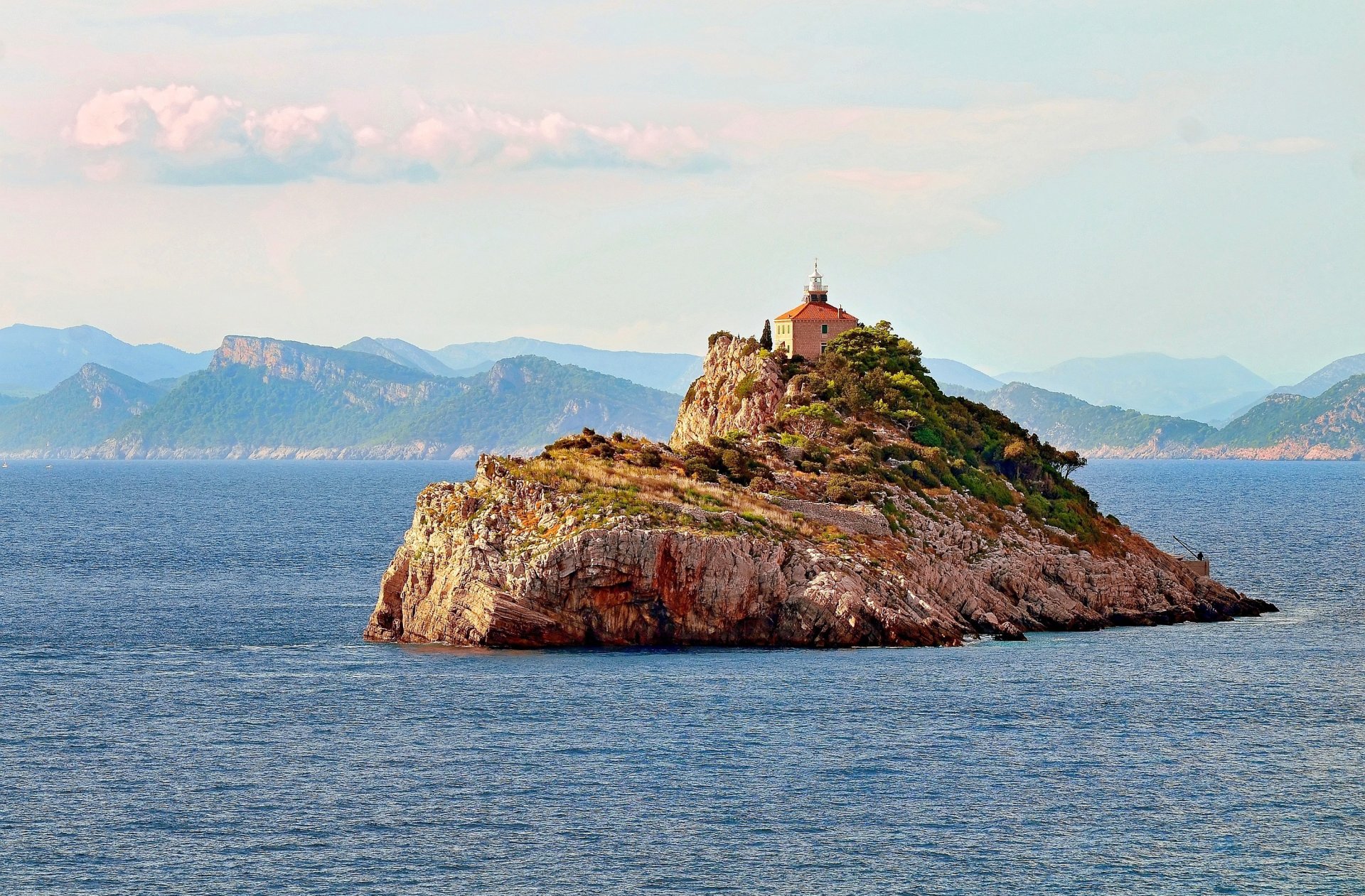 paysage nature montagnes île phare mer océan eau ciel nuages