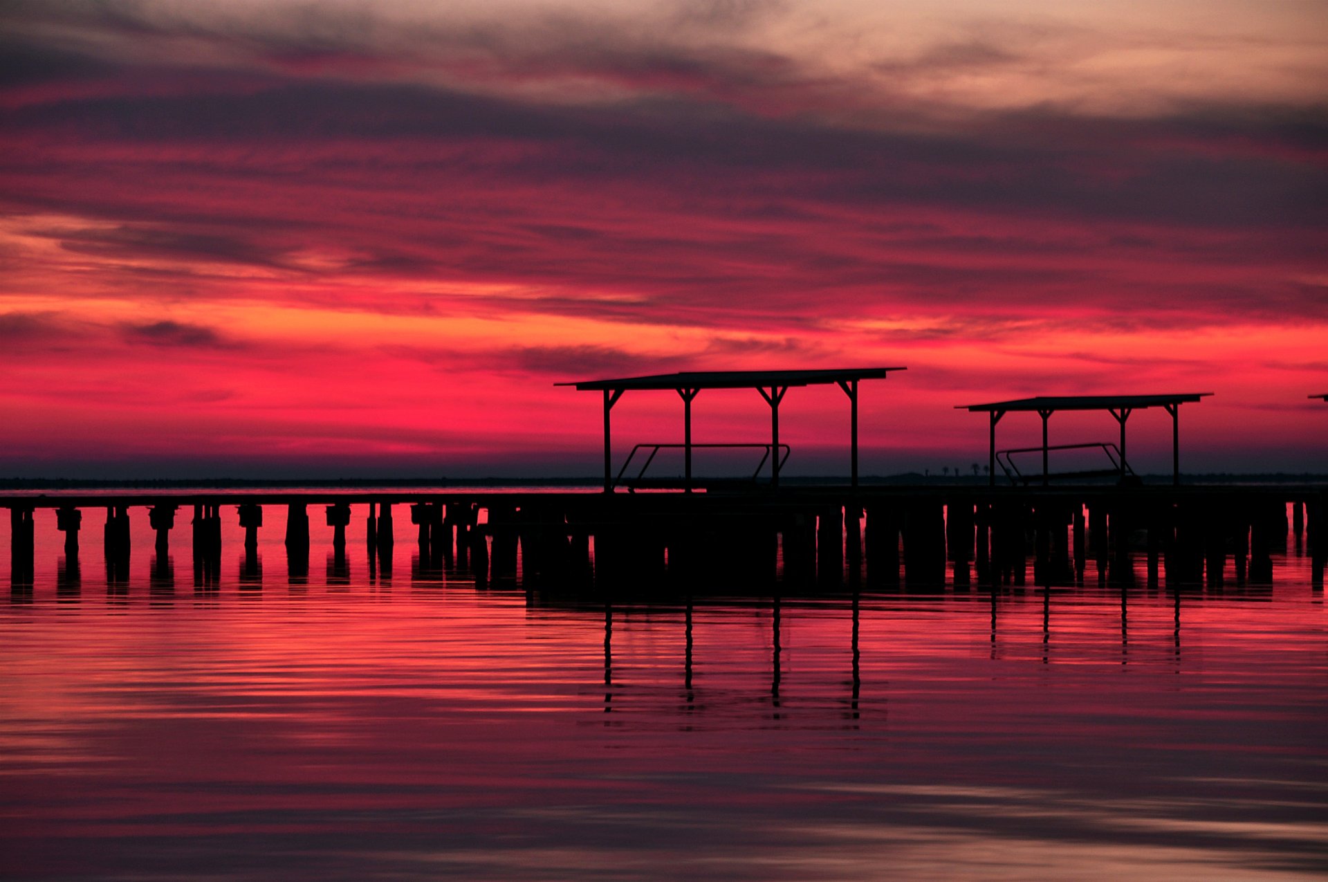 soir crépuscule rouge coucher de soleil ciel nuages lac jetée