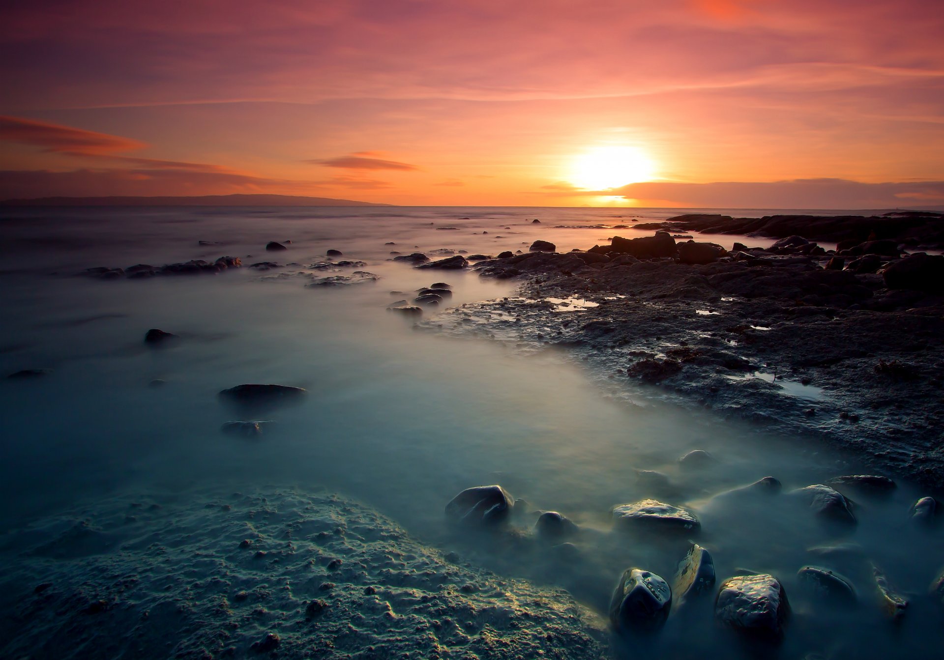 mare oceano costa costa pietre sera sole arancione luminoso tramonto cielo nuvole