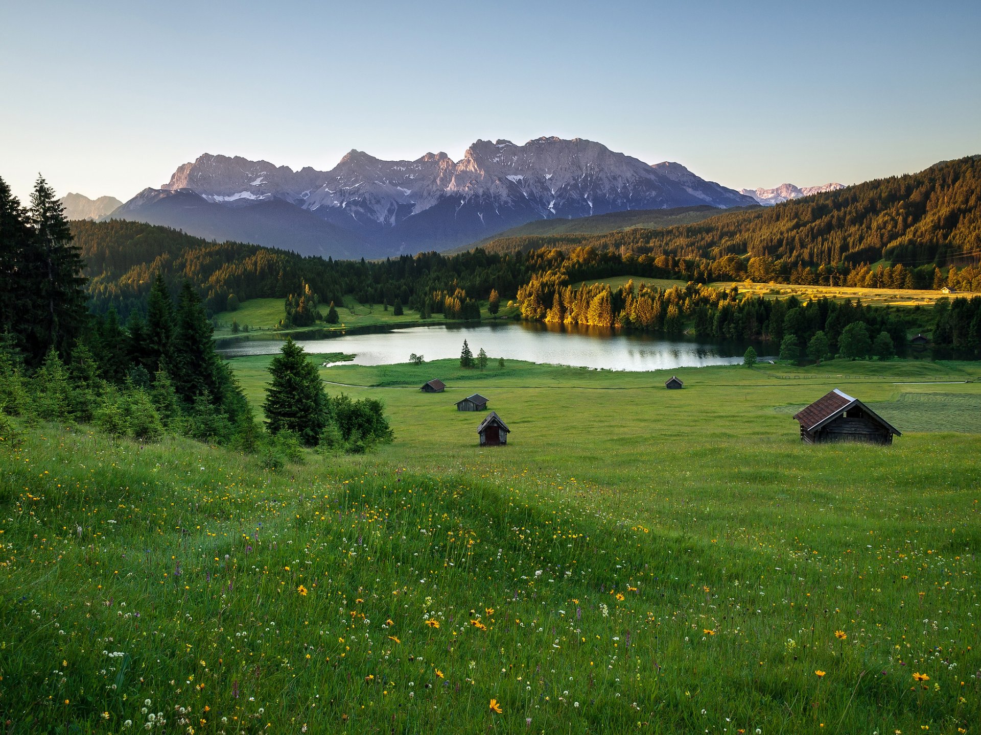 montañas prados lago casas alpes verano