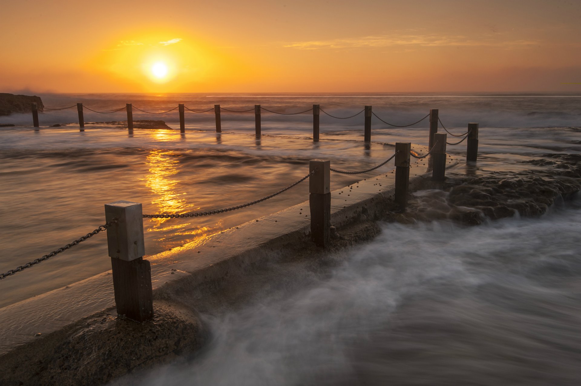 wieczór słońce pomarańczowy zachód słońca brzeg wybrzeże morze ocean surfowanie ogrodzenie łańcuchy