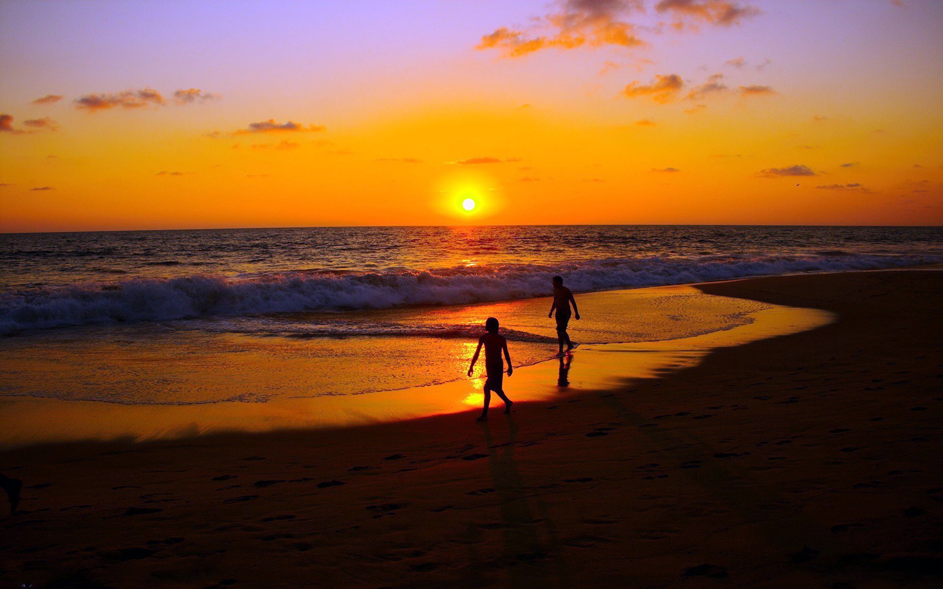 küste küste brandung sand menschen meer ozean ferne horizont himmel wolken sonne licht dämmerung strahlen sonnenuntergang wellen schatten dämmerung