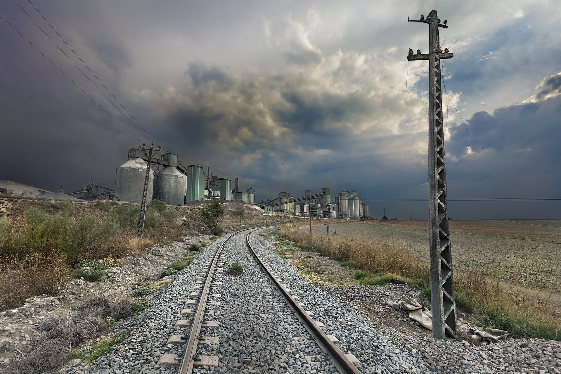 strada posta fabbrica notte paesaggio