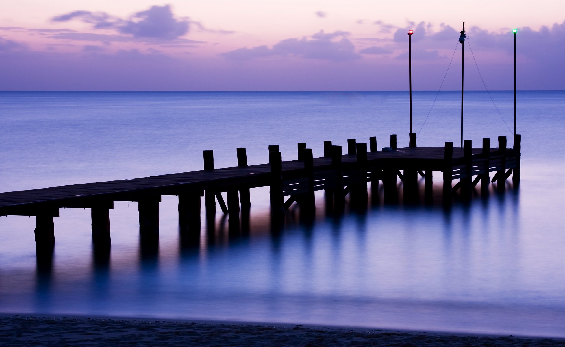 mer calme lisse en bois pont pont jetée lilas soir crépuscule ciel nuages