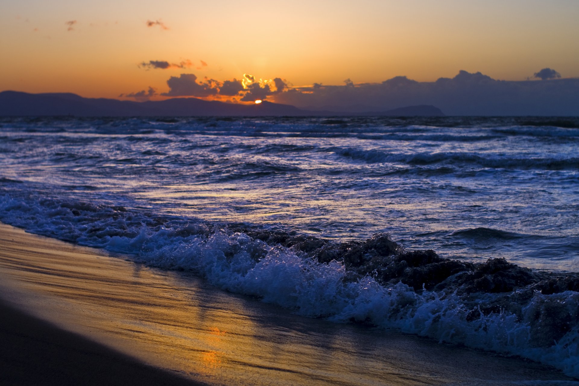 ea waves water shore sand beach coast horizon distance sun clouds sky sunset evening nature landscape