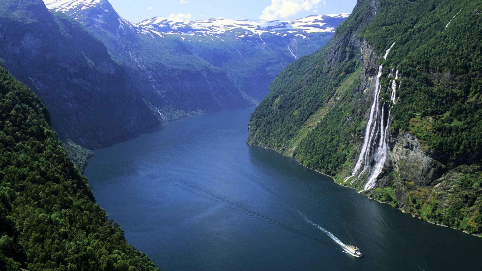 norvège fjord montagnes neige bateau forêt cascade