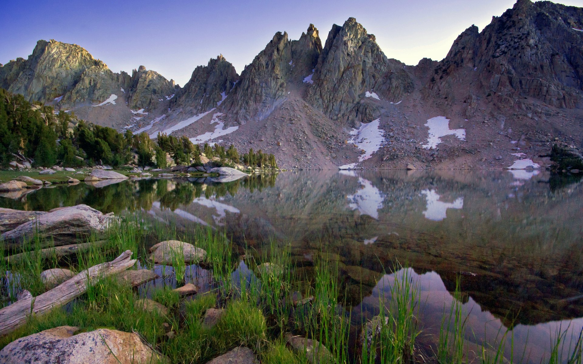 paesaggio natura montagne lago acqua riflessione erba pietre cielo neve alberi 2560x1600