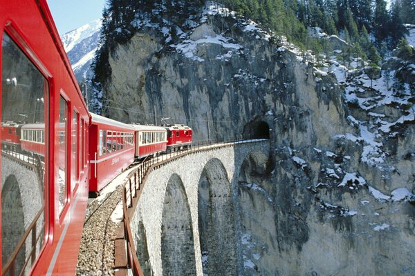 Roter Zug fährt in einen Felsen