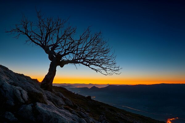 Tramonto serale in montagna nel Caucaso