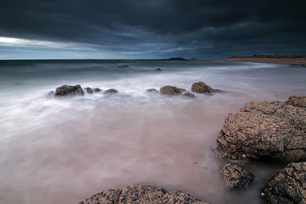 Bruma entre las rocas en Escocia