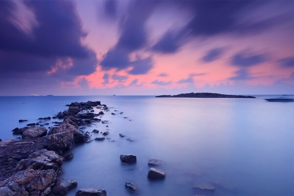 Una cresta di pietre sull azzurro del mare