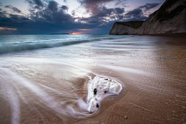 La surface de la mer Bat sur les rochers