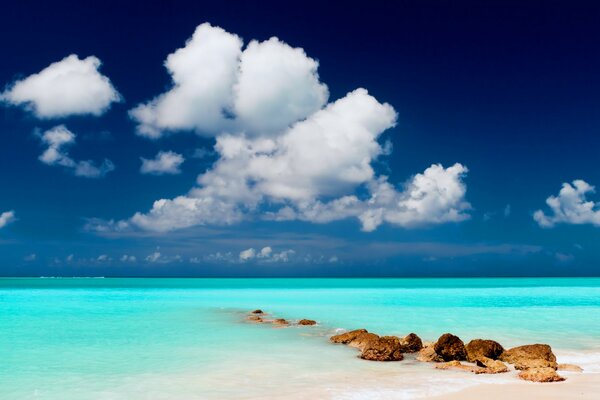 Belle plage de sable au bord de la mer