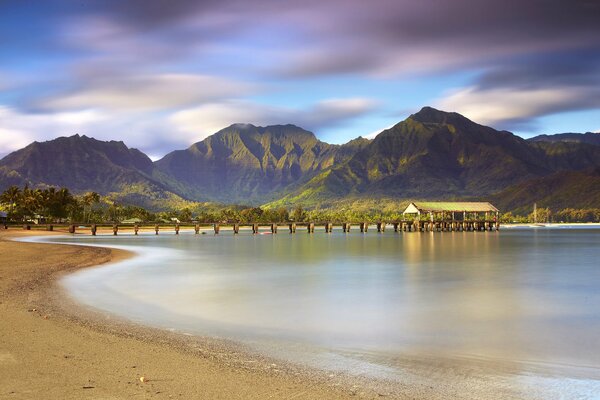 Beau ciel sur la plage et les montagnes