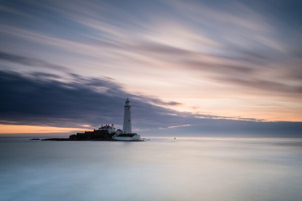 Faro nel silenzio del mare