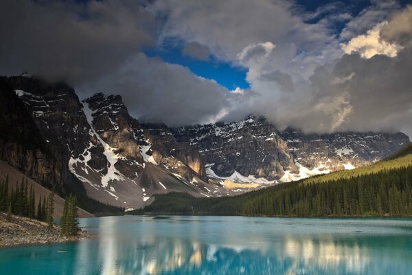 Ciel sombre dans les montagnes de l eau bleue du Canada