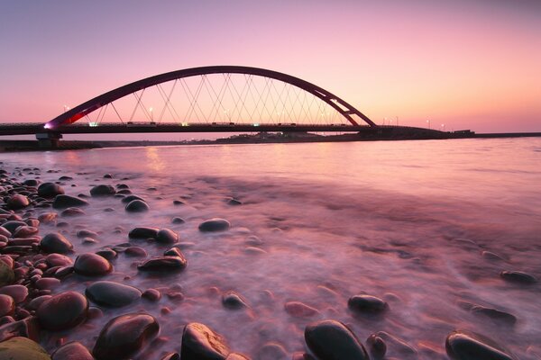 Fehmarnsund most w różowym zachodzie słońca