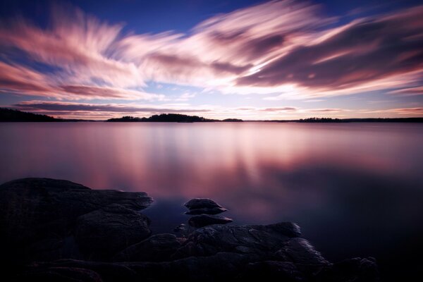 Puesta de sol en una noche de verano en el mar