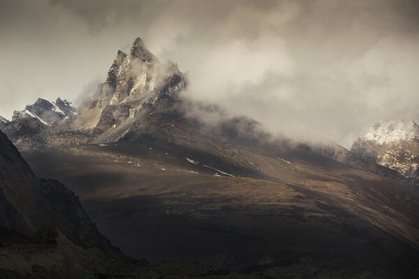 Danza de rocas y nubes en algún lugar alto en las montañas