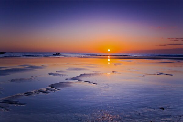 Herrlicher abendlicher Sonnenuntergang am Meer