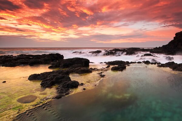 Australiens felsige Küste im Hintergrund des Sonnenuntergangs