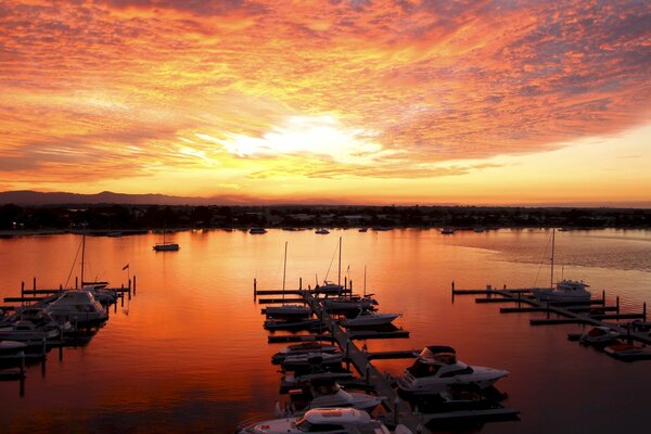 Tramonto Marino sulla riva con yacht