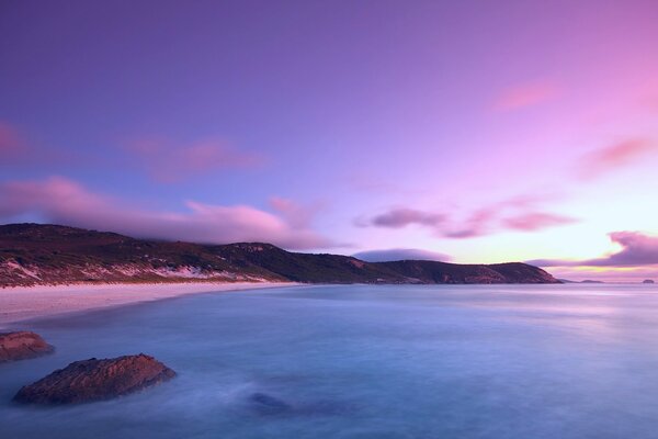 Coucher de soleil lilas sur la surface de la mer