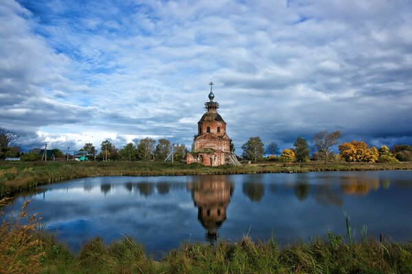 Alte Kirche am Ufer des Teiches