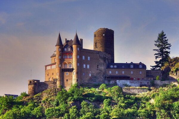 Castillo en el fondo de las montañas de Alemania