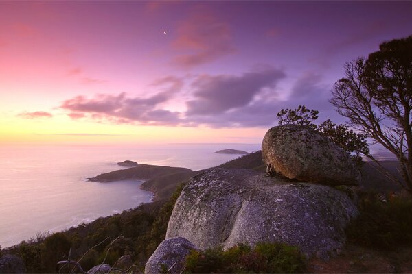 Coucher de soleil lilas au bord de la mer