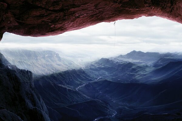 Blick von der Höhle auf schneebedeckte Felsen