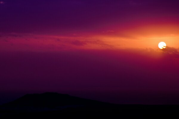 Helle untergehende Sonne am Himmel