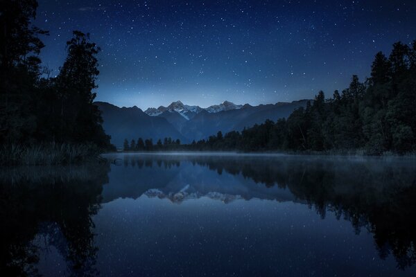 At night, the lake and mountains in New Zealand are beautiful