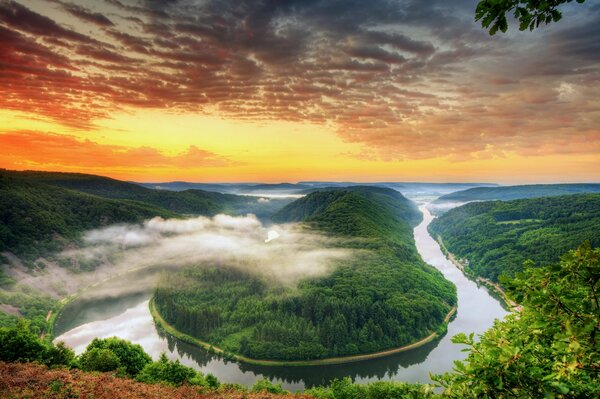 La curva del río en medio de la puesta de sol