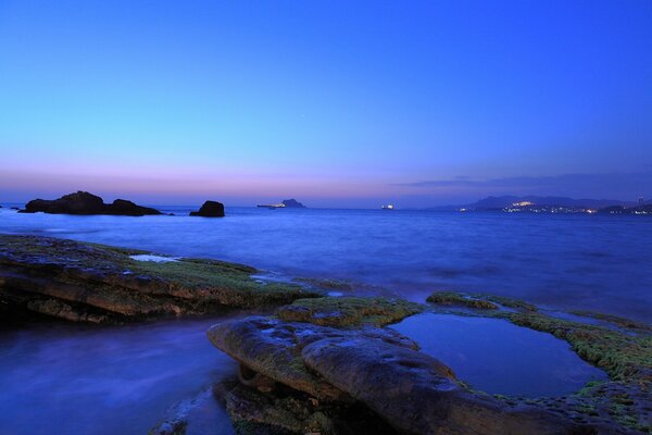 Crépuscule lilas sur la côte de la mer