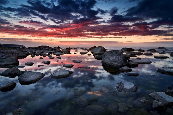 Der furchterregende Himmel spiegelt sich im Meer wider