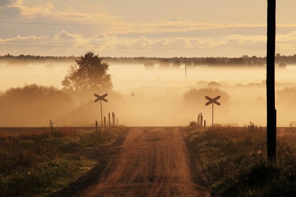 Landstraße im Nebel. Vor dem Umzug