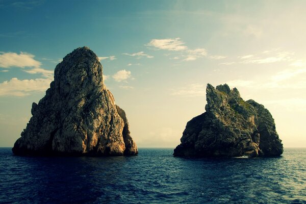 Dans la mer deux rochers et le ciel