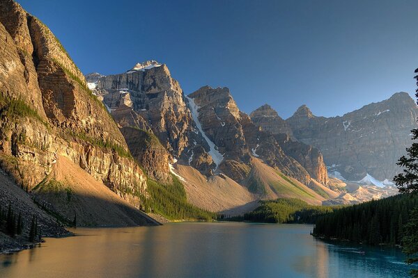 Rivière parmi les montagnes consacrées par le soleil