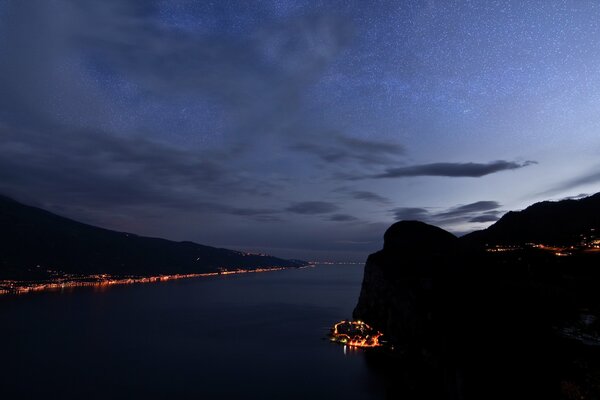 Luces nocturnas en la costa italiana