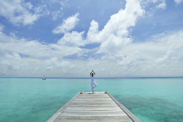 Laguna blu ragazza facendo yoga