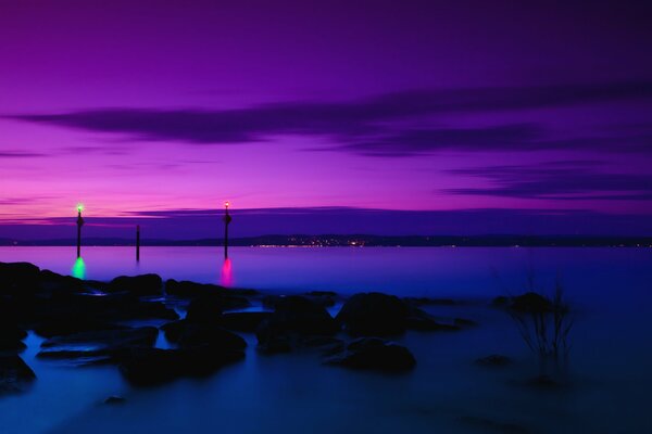 Lila Himmel . Sonnenuntergang am Meer