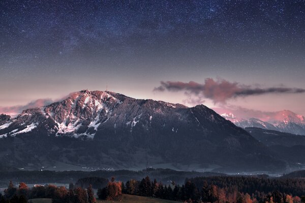 La voie lactée et les montagnes sont visibles dans le ciel