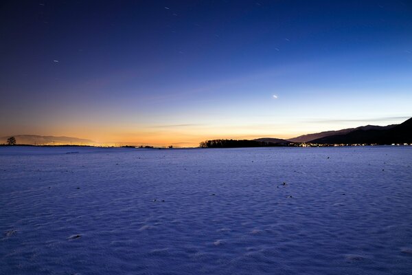 Winterlandschaft. Sonnenuntergang an einem sonnigen Tag