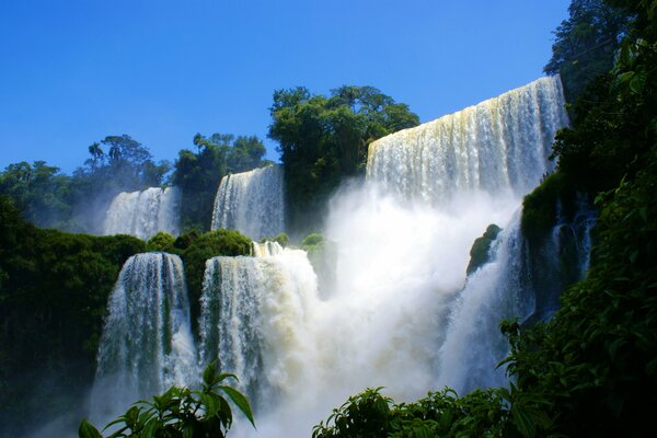 Cascada de cascadas ruidosas en la selva tropical