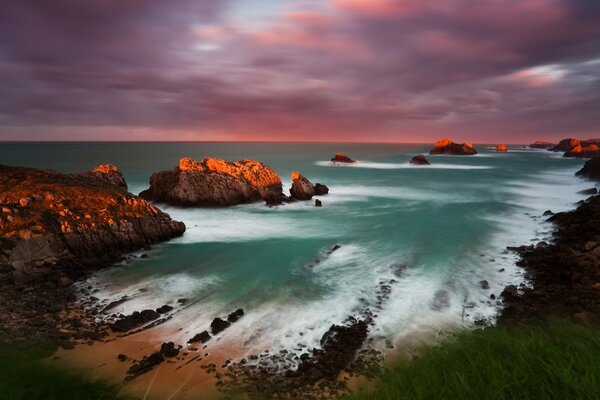 Rocas y mar en Cantabria. Hermosas puestas de sol en España