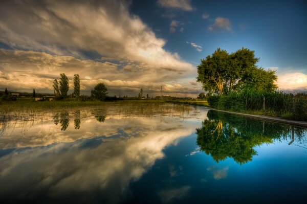 Abendliche Natur mit See