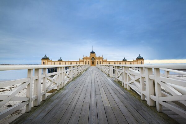 Blauer Himmel über dem Pier in Schweden